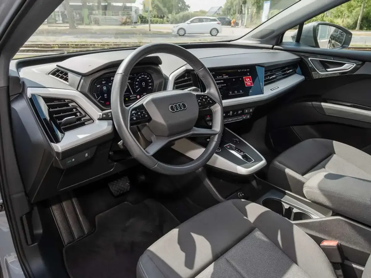 Gebraucht Audi Q4 e-tron Comfort 125 kW (170 PS) 2023 Kieselgrau SUV