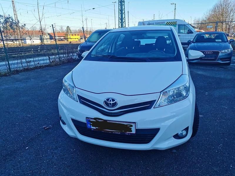 Gebraucht Toyota Yaris Cool 69 PS (50 kW) 2013 Weiß Limousine