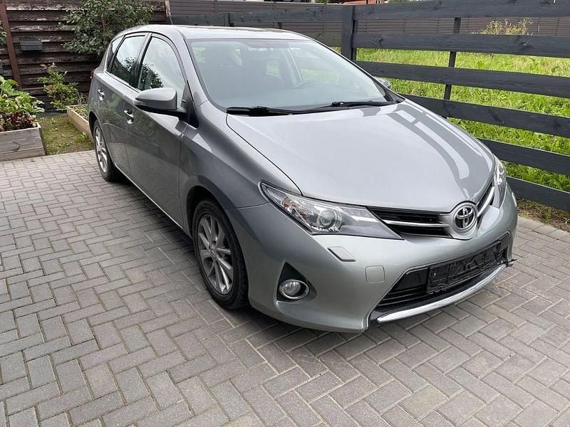 Grau Gebraucht 2014 Toyota Auris Edition Limousine | 9.200 € (Guter Preis) - Bild 1/4