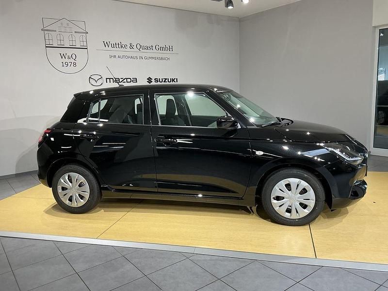 Neu Suzuki Swift Club 83 PS (61 kW) 2025 Schwarz Kleinwagen