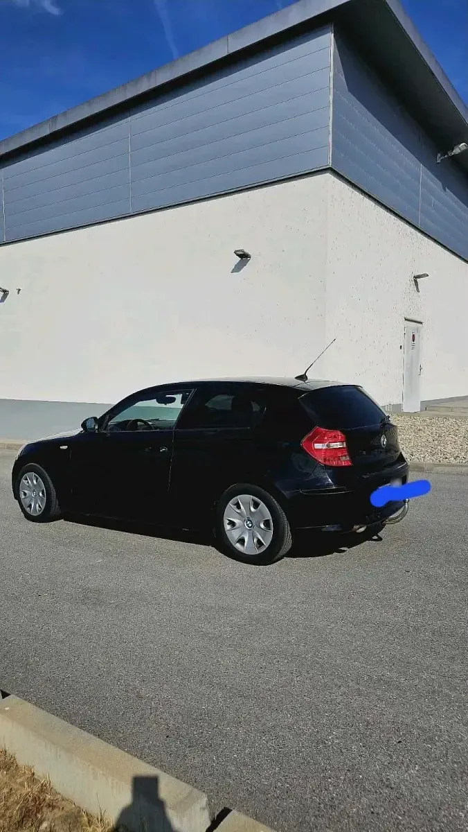 Gebraucht BMW 318 143 PS (105 kW) 2011 Schwarz Limousine