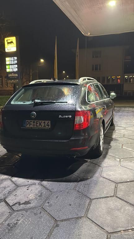 Gebraucht Skoda Superb Active 200 PS (147 kW) 2011 Schwarz Kombi