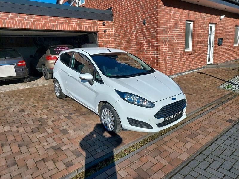 Weiß Gebraucht 2013 Ford Fiesta Trend Kleinwagen | 3.900 € (Fairer Preis) - Bild 1/4