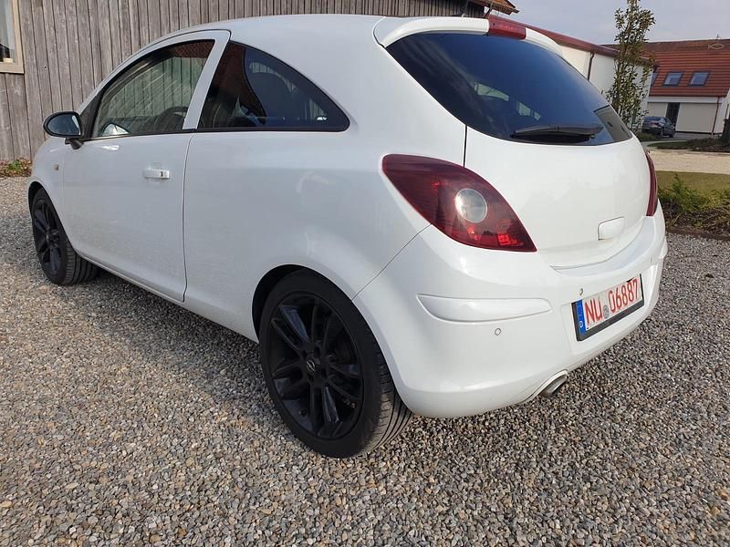 Gebraucht Opel Corsa Color Edition 101 PS (74 kW) 2012 Weiß Kleinwagen