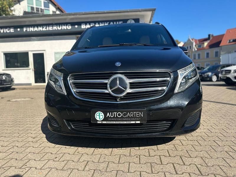 Schwarz Gebraucht 2014 Mercedes V250 Avantgarde Edition Van / Kleinbus | 32.850 € (Teuer) - Bild 1/4