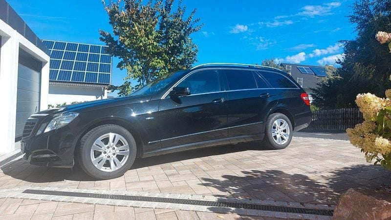 Schwarz Gebraucht 2011 Mercedes E200 Avantgarde Kombi | 7.999 € (Fairer Preis) - Bild 1/4