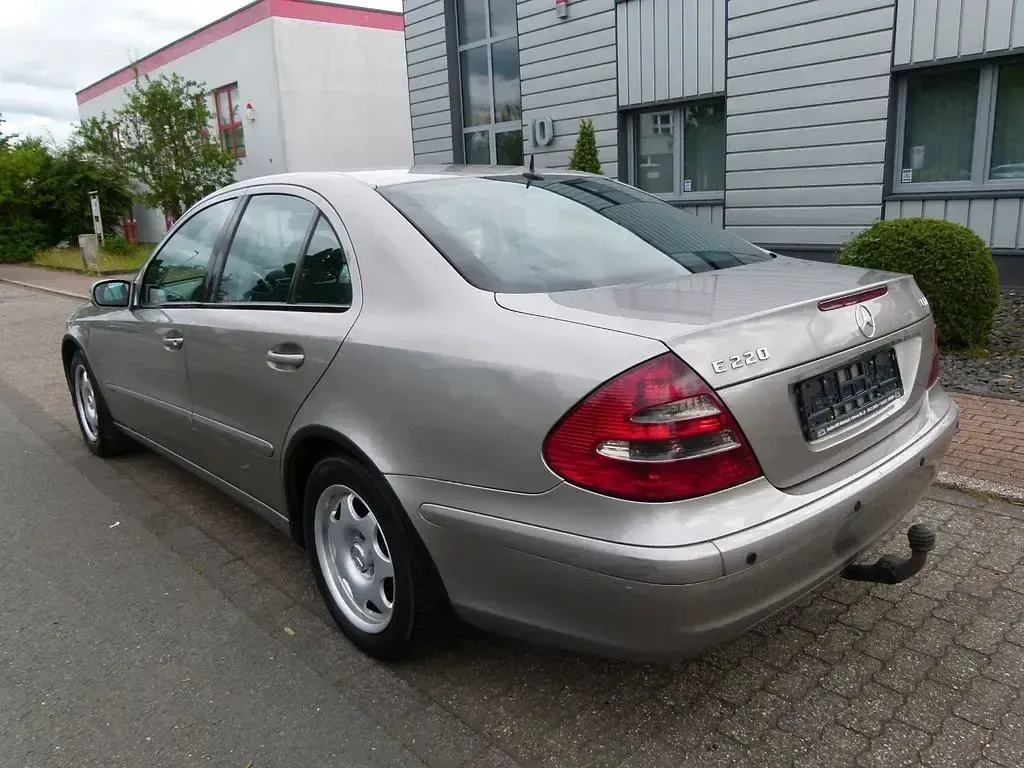 Gebraucht Mercedes E220 150 PS (110 kW) 2003 Silber Limousine