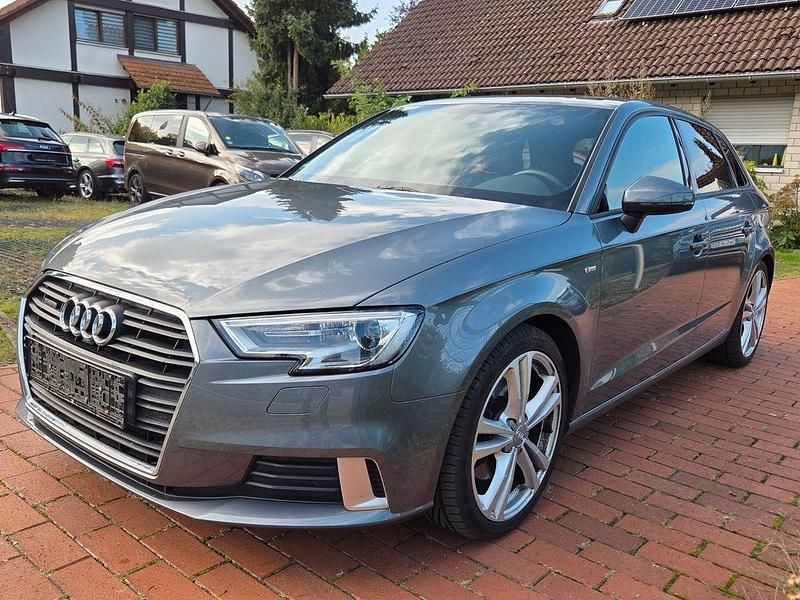 Monsungrau metallic Gebraucht 2018 Audi A3 Sportback S-Line Kleinwagen | 21.900 € (Fairer Preis) - Bild 1/4
