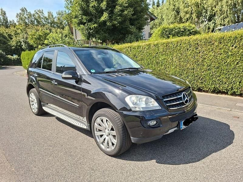 Schwarz Gebraucht 2007 Mercedes ML350 SUV | 11.111 € (Fairer Preis) - Bild 1/4