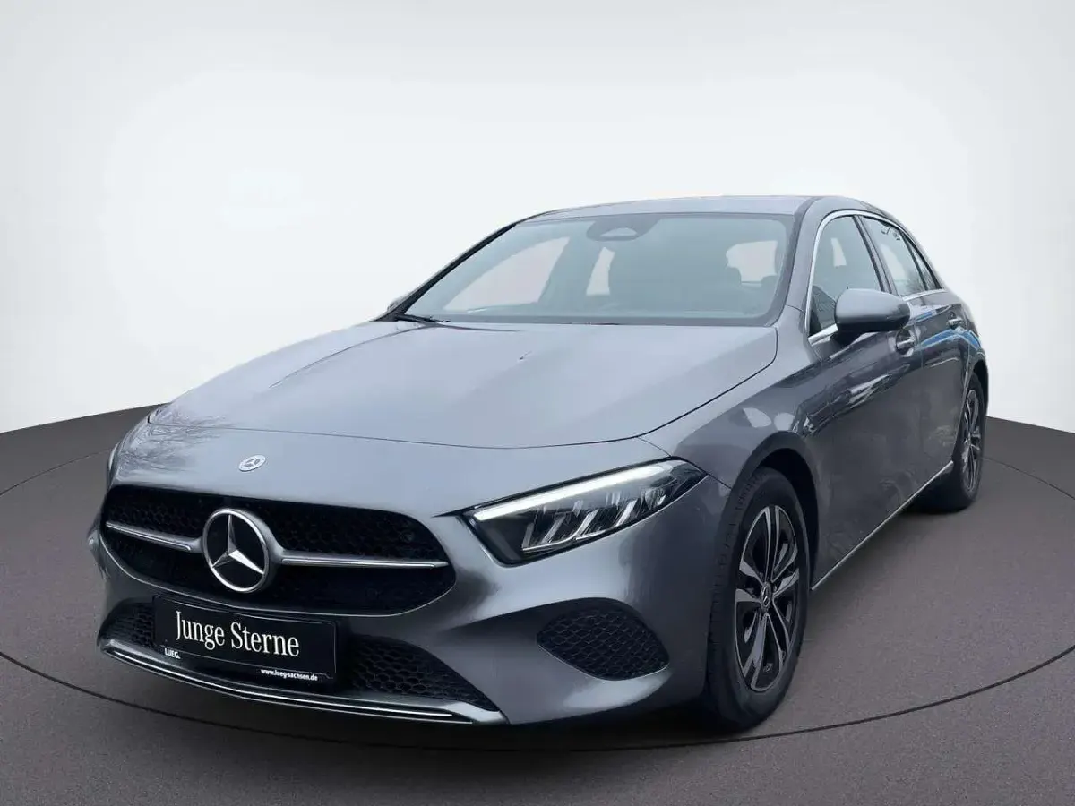 Gebraucht Mercedes A200 Progressive 163 PS (119 kW) 2024 Metalliclack mountaingrau Limousine