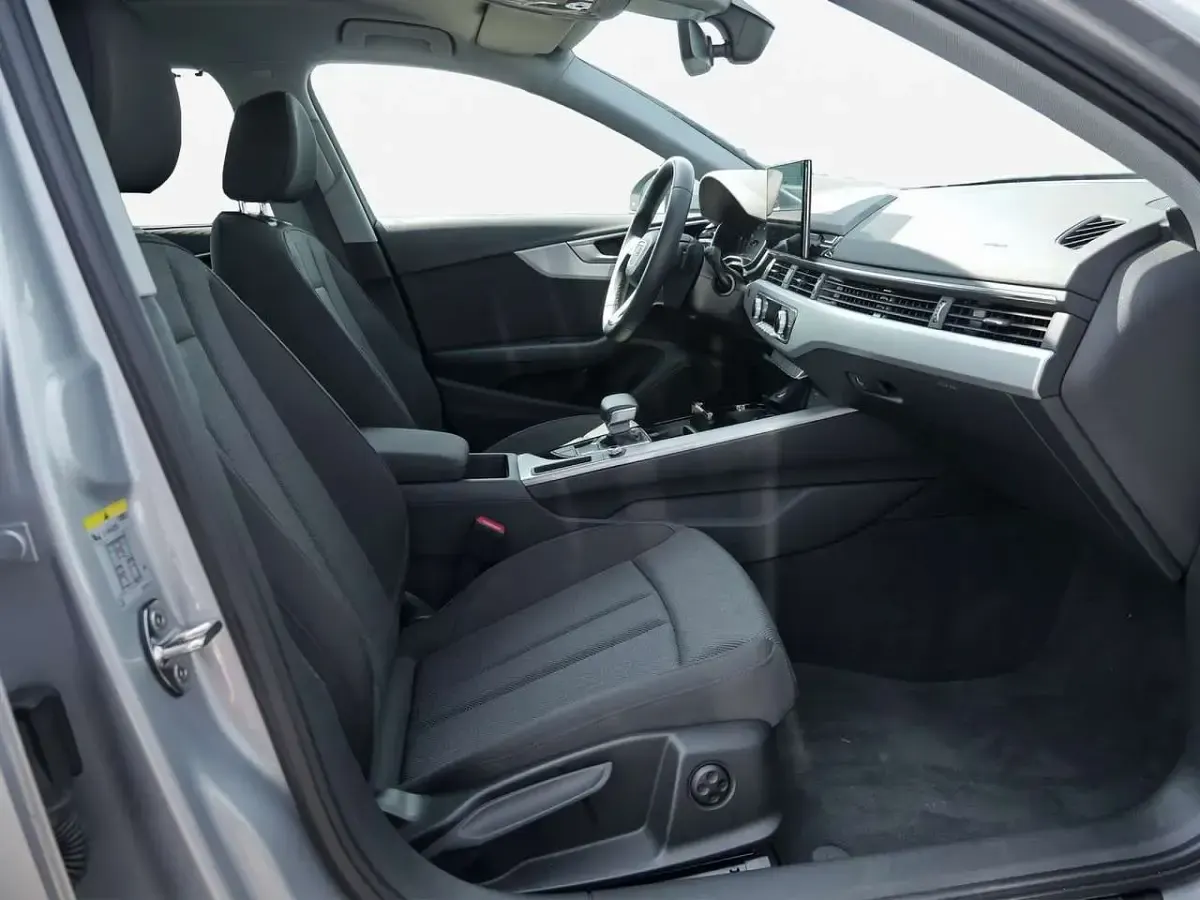 Gebraucht Audi A4 Basis 136 PS (100 kW) 2024 Florettsilber metallic Kombi