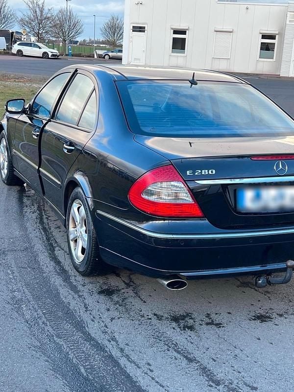Gebraucht Mercedes E280 231 PS (169 kW) 2008 Schwarz Limousine