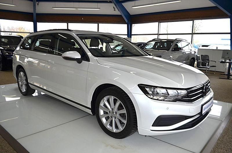 Gebraucht VW Passat Basis 150 PS (110 kW) 2022 Weiß Kombi