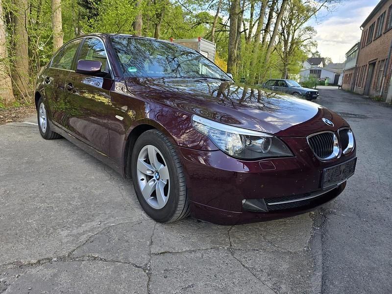 Gebraucht BMW 523 190 PS (139 kW) 2009 Rot Limousine