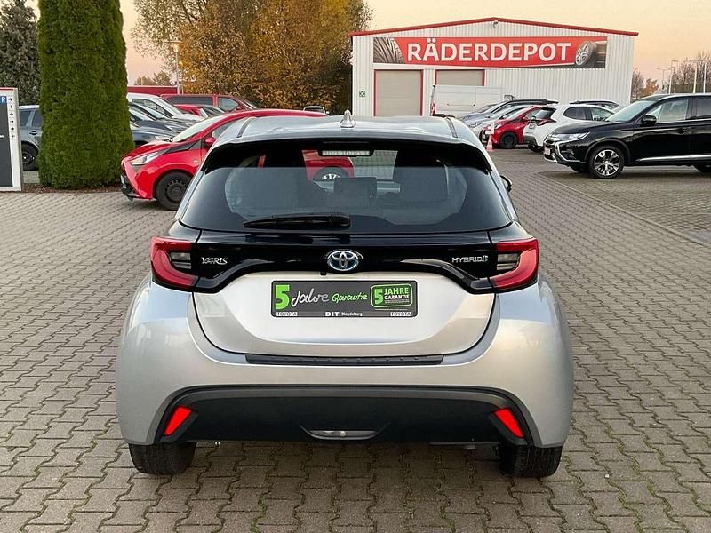 Neu Toyota Yaris Hybrid 116 PS (85 kW) 2025 Silber metallic Kleinwagen