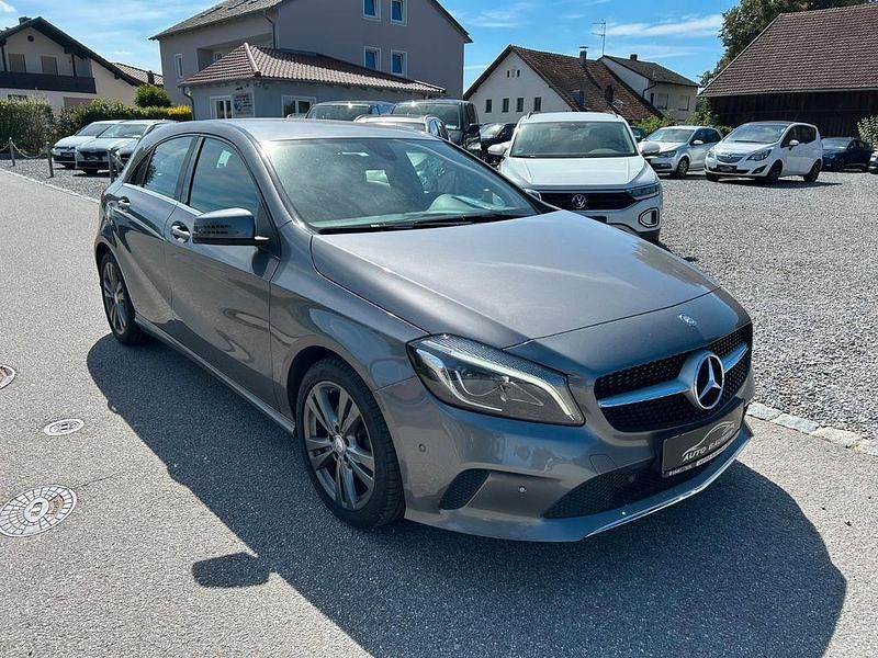Grau Gebraucht 2016 Mercedes A180 Urban Limousine | 11.490 € (Guter Preis) - Bild 1/4