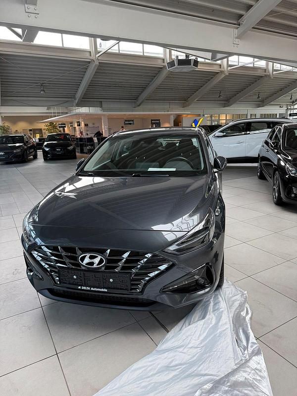 Gebraucht Hyundai i30 120 PS (88 kW) 2022 Grau Kleinwagen