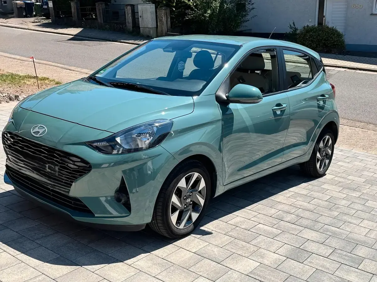 Gebraucht Hyundai i10 Trend 67 PS (49 kW) 2024 Grün Kleinwagen