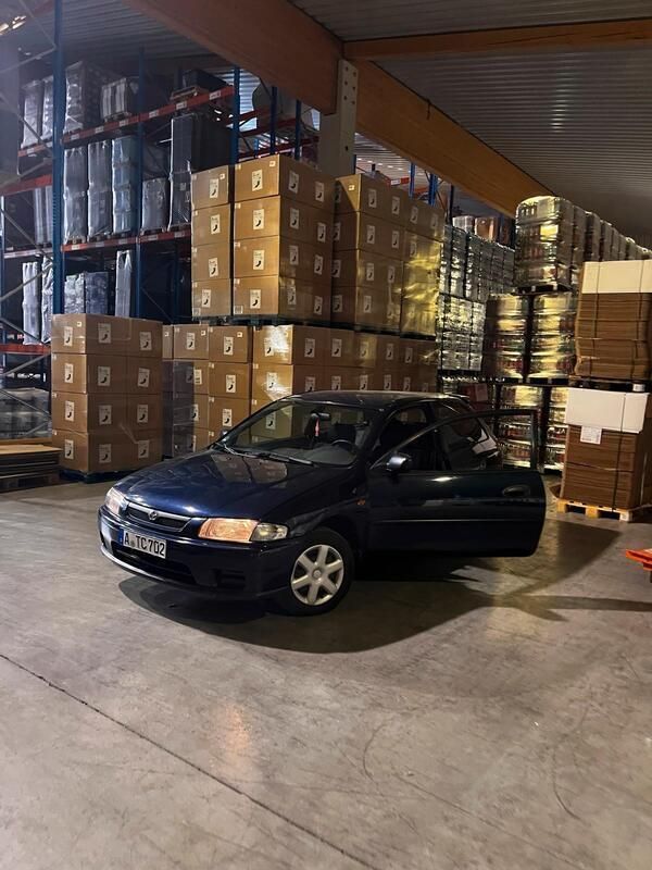 Blau Gebraucht 2000 Mazda 323 Kleinwagen | 1.900 € - Bild 1/4
