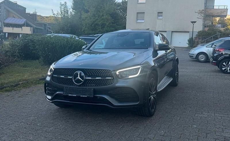 Grau Gebraucht 2021 Mercedes GLC300 AMG line Coupé | 42.900 € - Bild 1/4