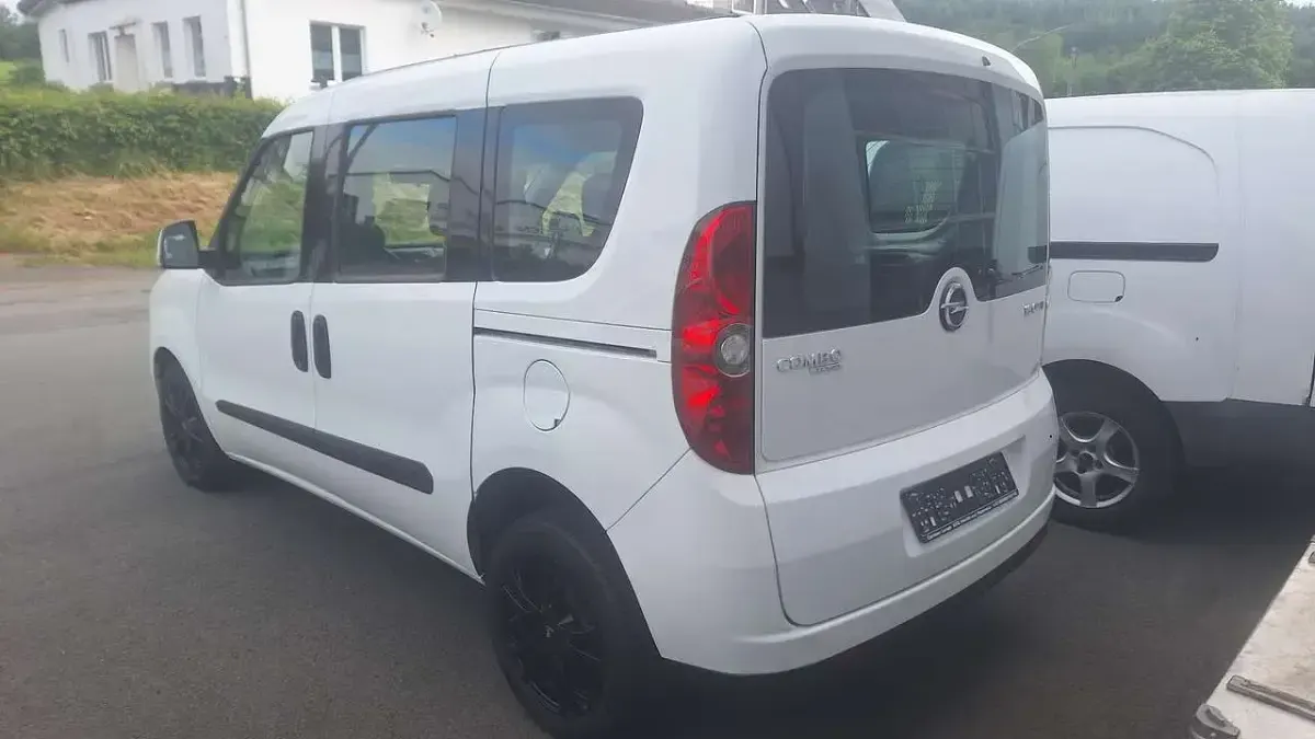 Gebraucht Opel Combo Edition 105 PS (77 kW) 2013 Polarweiss Van / Kleinbus
