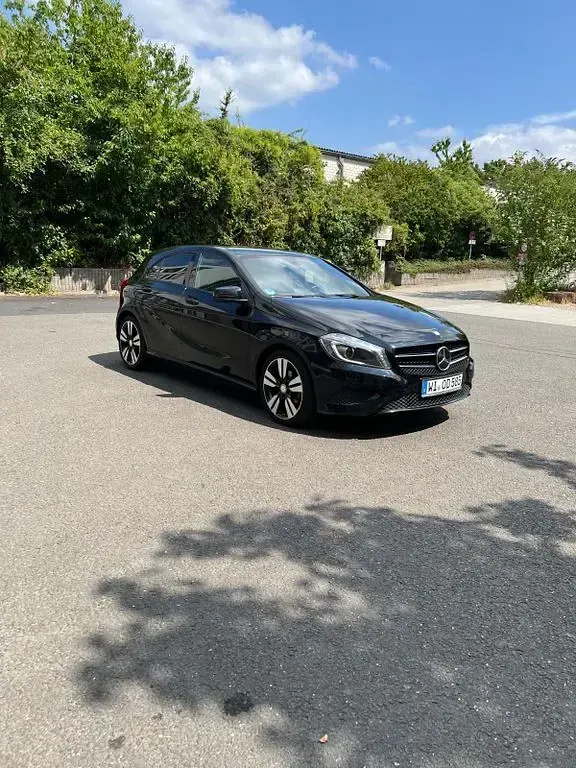 Gebraucht Mercedes A180 109 PS (80 kW) 2014 Schwarz Kleinwagen