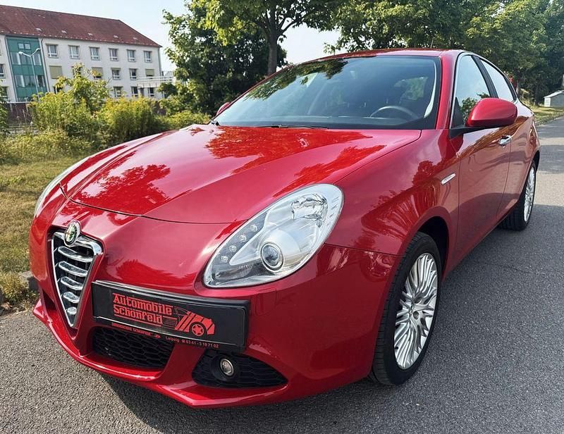 Rot Gebraucht 2013 Alfa Romeo Giulietta Turismo Kleinwagen | 9.900 € (Fairer Preis) - Bild 1/4