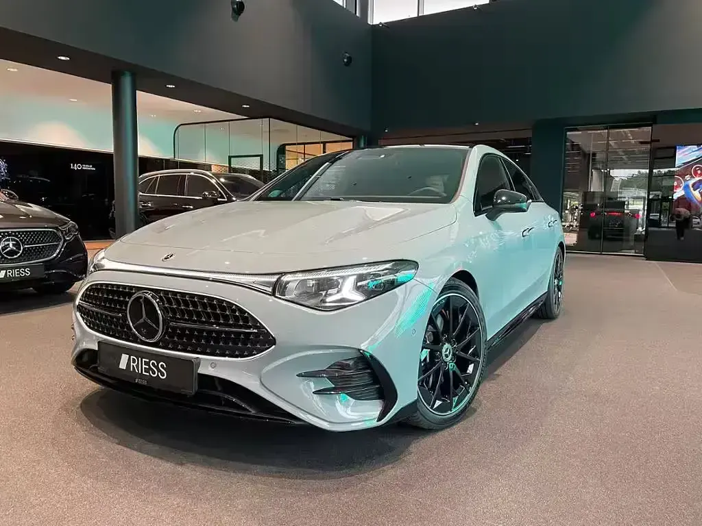 Gebraucht Mercedes CLA200 AMG line 184 PS (135 kW) 2026 Aquamint uni Coupé