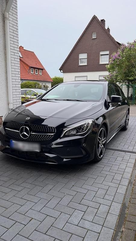 Schwarz Gebraucht 2018 Mercedes CLA220 AMG line Limousine | 20.000 € (Guter Preis) - Bild 1/4