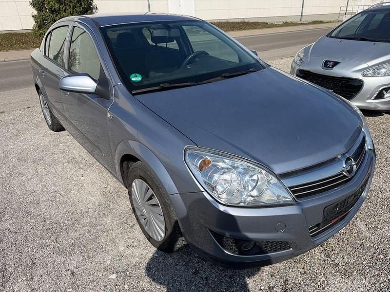 Usata Opel Astra Edition 116 CV (85 kW) 2009 Argento Berlina