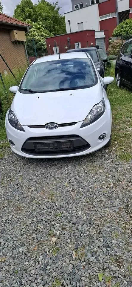 Używany Ford Fiesta Ambiente 60 KM (44 kW) 2012 Biały Sedan/Limuzyna