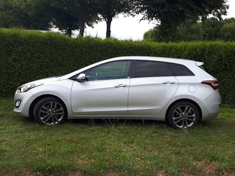 Silber Gebraucht 2016 Hyundai i30 Passion Plus Kombi | 11.490 € (Fairer Preis) - Bild 1/4