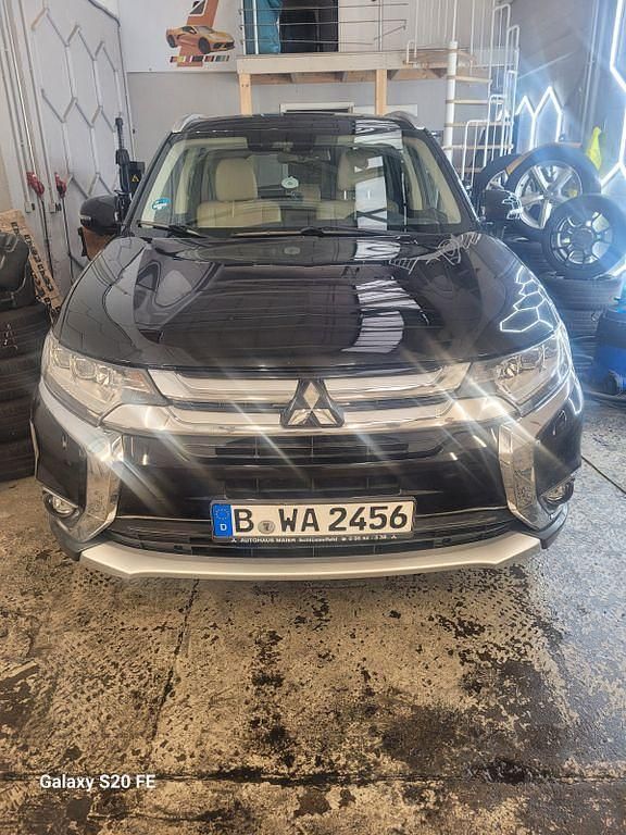Schwarz Gebraucht 2017 Mitsubishi Outlander Diamant Edition SUV | 11.900 € (Guter Preis) - Bild 1/4