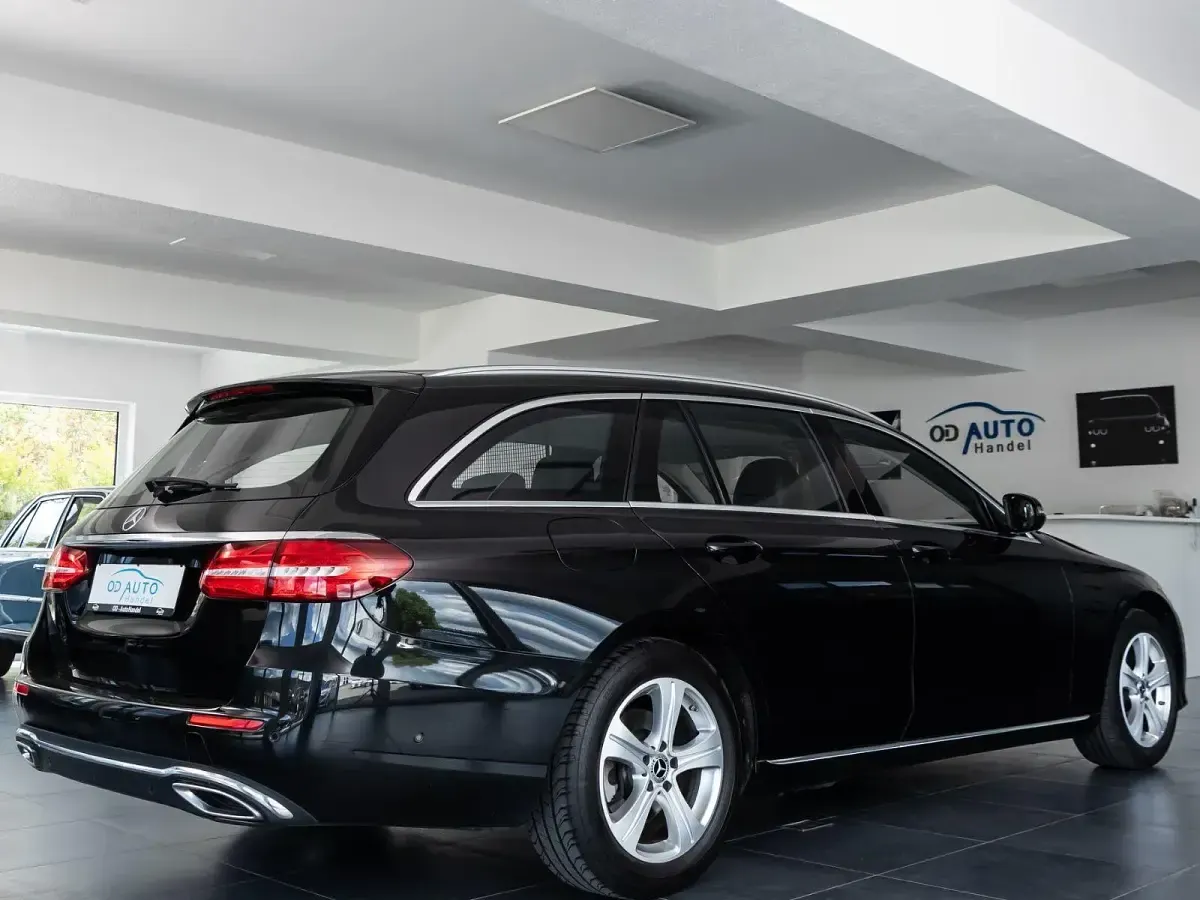 Gebraucht Mercedes E220 Avantgarde 194 PS (142 kW) 2017 Schwarz Limousine