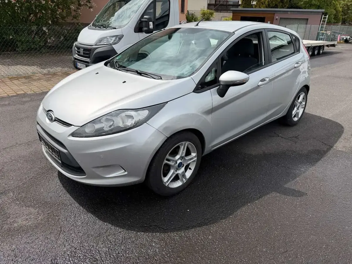 Używany Ford Fiesta Trend 95 KM (69 kW) 2012 Srebrny Hatchback