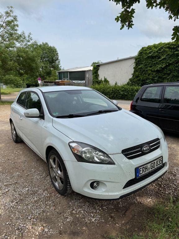 Weiß Gebraucht 2011 Kia Ceed Sportswagon Kombi | 4.500 € (Fairer Preis) - Bild 1/4