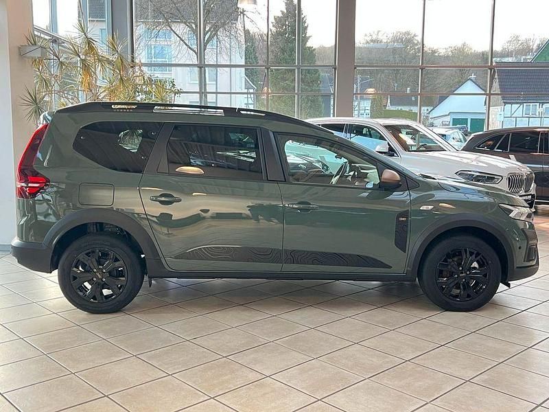 Neu Dacia Jogger Extreme 101 PS (74 kW) 2025 Chedar green Van / Kleinbus