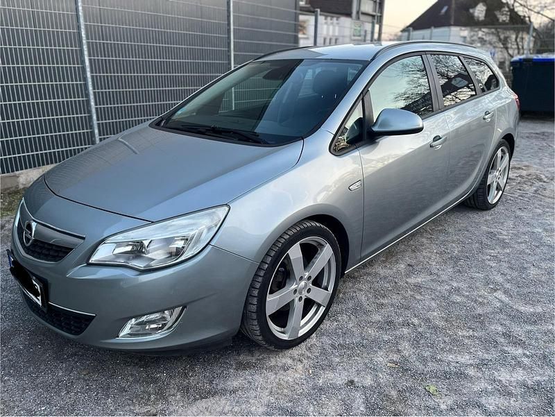 Gebraucht Opel Astra 110 PS (80 kW) 2011 Silber Kombi