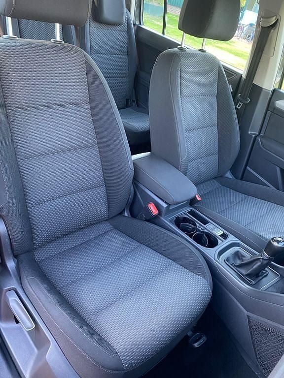 Gebraucht VW Touran Trendline 105 PS (77 kW) 2016 Silber Van / Kleinbus