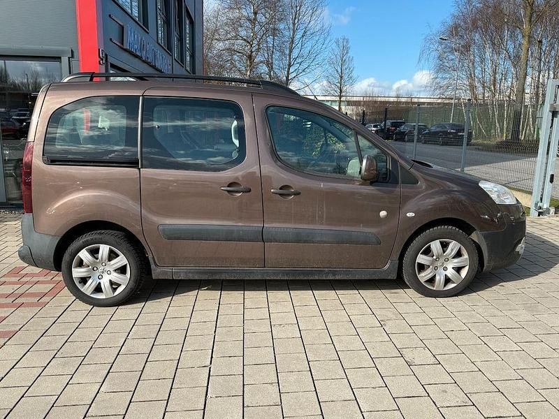 Gebraucht Peugeot Partner Tepee Active 92 PS (67 kW) 2013 Braun Van / Kleinbus