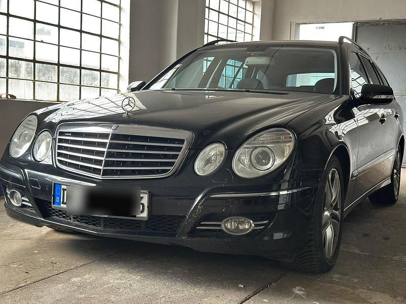 Schwarz Gebraucht 2007 Mercedes E320 Advantage Kombi | 7.299 € (Teuer) - Bild 1/4