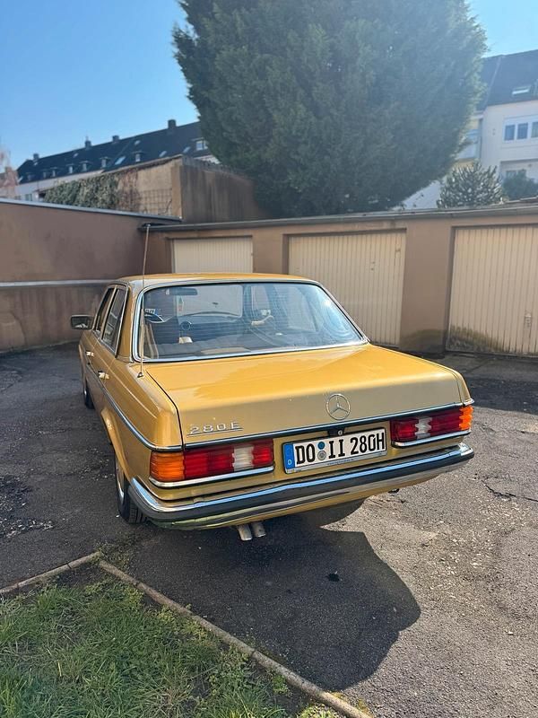 Gebraucht Mercedes E280 177 PS (130 kW) 1978 Gelb Limousine