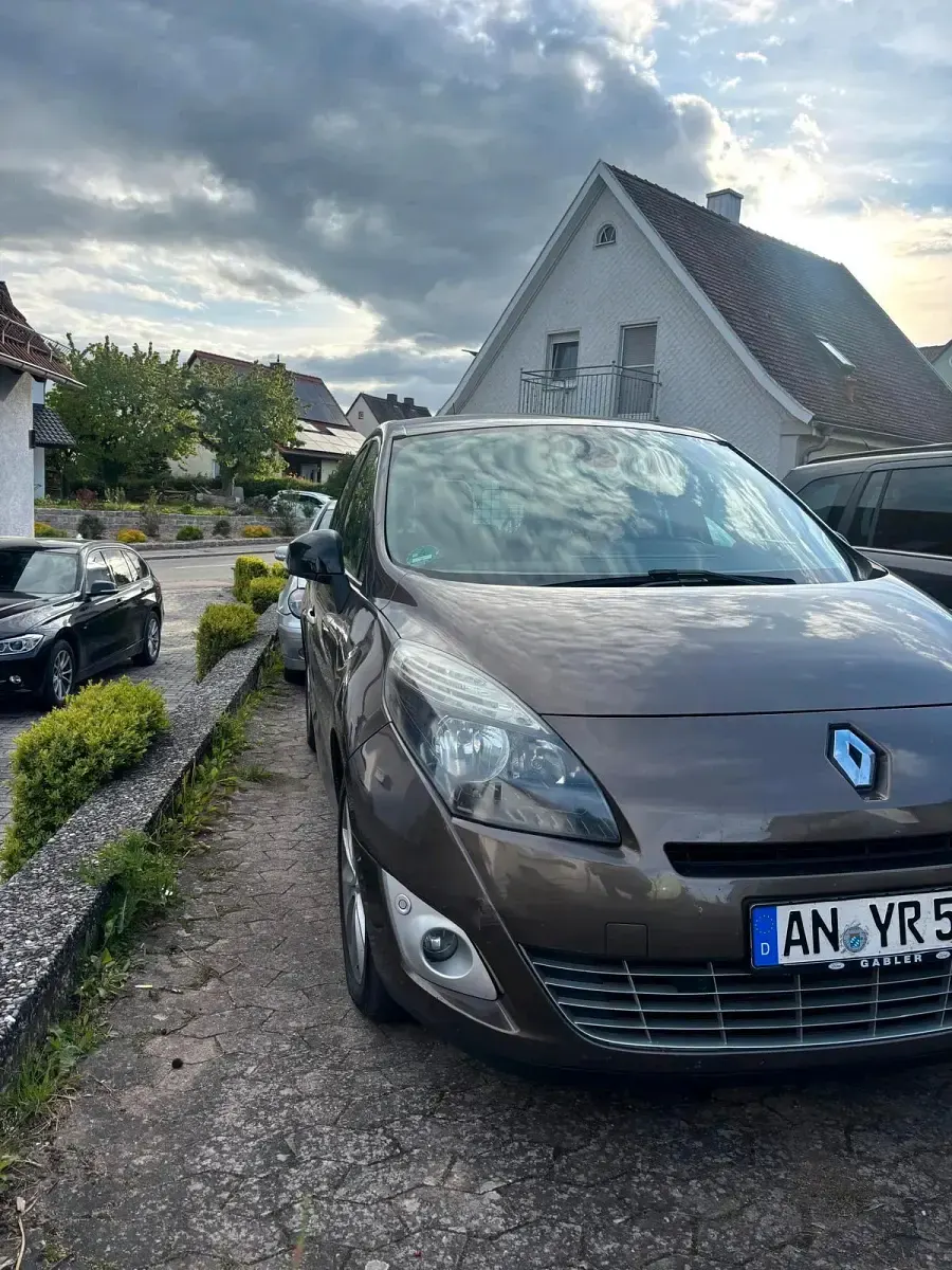 Gebraucht Renault Mégane 131 PS (96 kW) 2011 Braun Van / Kleinbus