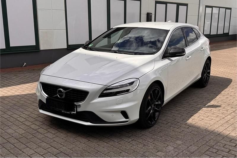 Weiß Gebraucht 2018 Volvo V40 R-Design Kombi | 12.099 € (Fairer Preis) - Bild 1/4