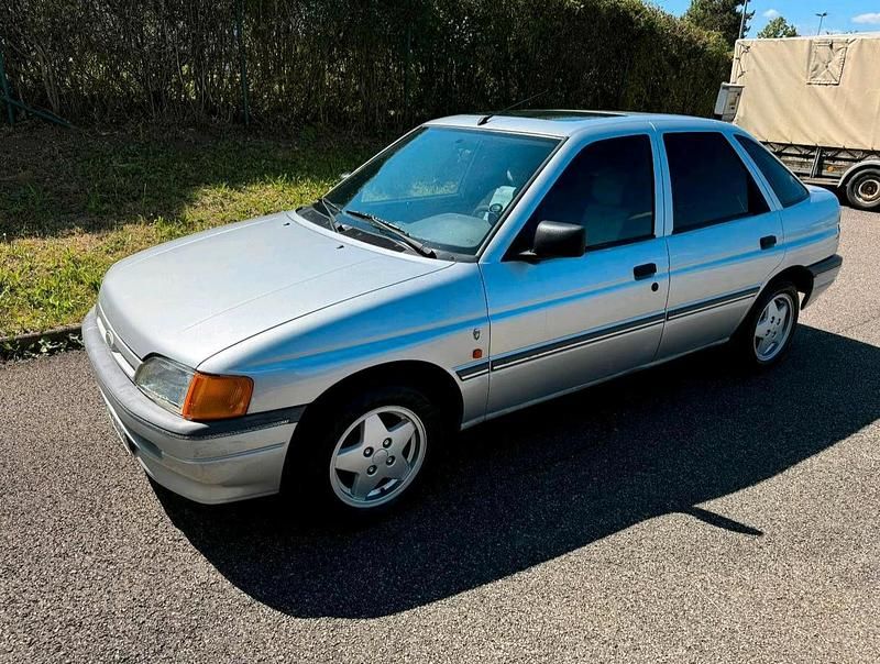 Używany Ford Escort 60 KM (44 kW) 1992 Srebrny Sedan/Limuzyna