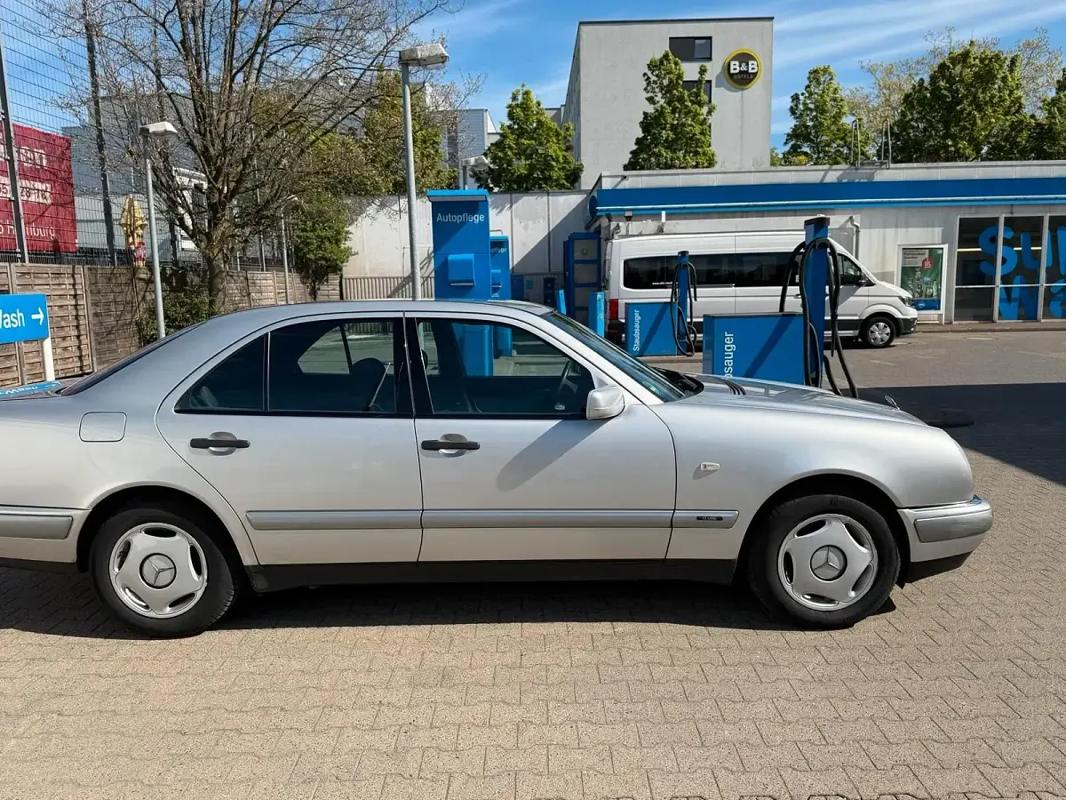 Gebraucht Mercedes E240 170 PS (125 kW) 1998 Silber Limousine
