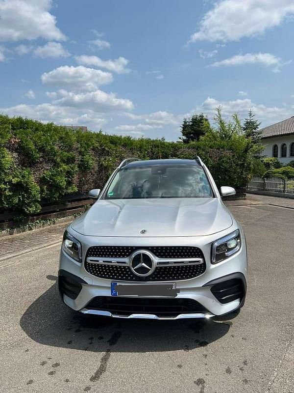 Silber Gebraucht 2022 Mercedes GLB220 AMG line SUV | 44.500 € (Fairer Preis) - Bild 1/4