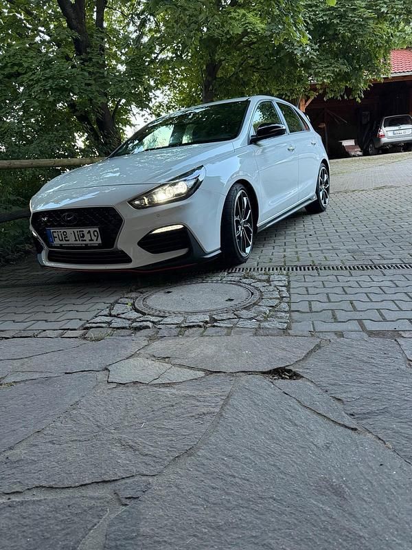 Weiß Gebraucht 2017 Hyundai i30 N Performance Limousine | 25.000 € (Teuer) - Bild 1/4