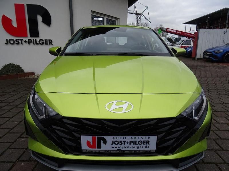 Neu Hyundai i20 101 PS (74 kW) 2025 Gelb Limousine