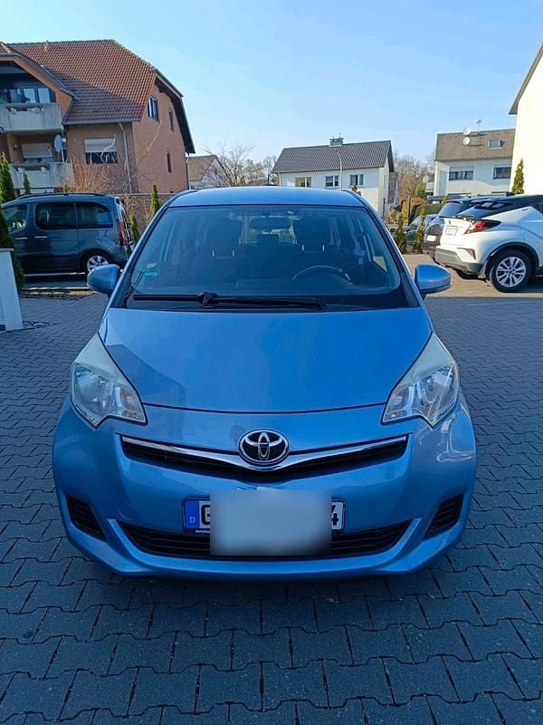 Gebraucht Toyota Verso-S 99 PS (72 kW) 2012 Blau Van / Kleinbus